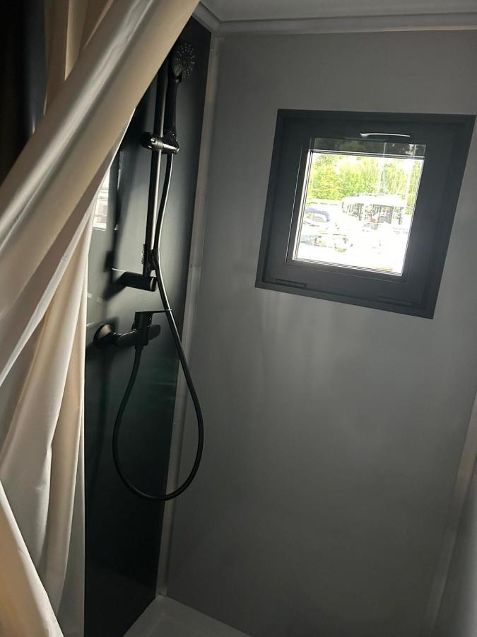 Dom Na Wodzie Botel